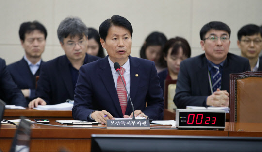 김강립 보건복지부 차관이 30일 국회에서 열린 보건복지위원회 전체회의에서 의원들 질의에 답하고 있다. 연합뉴스